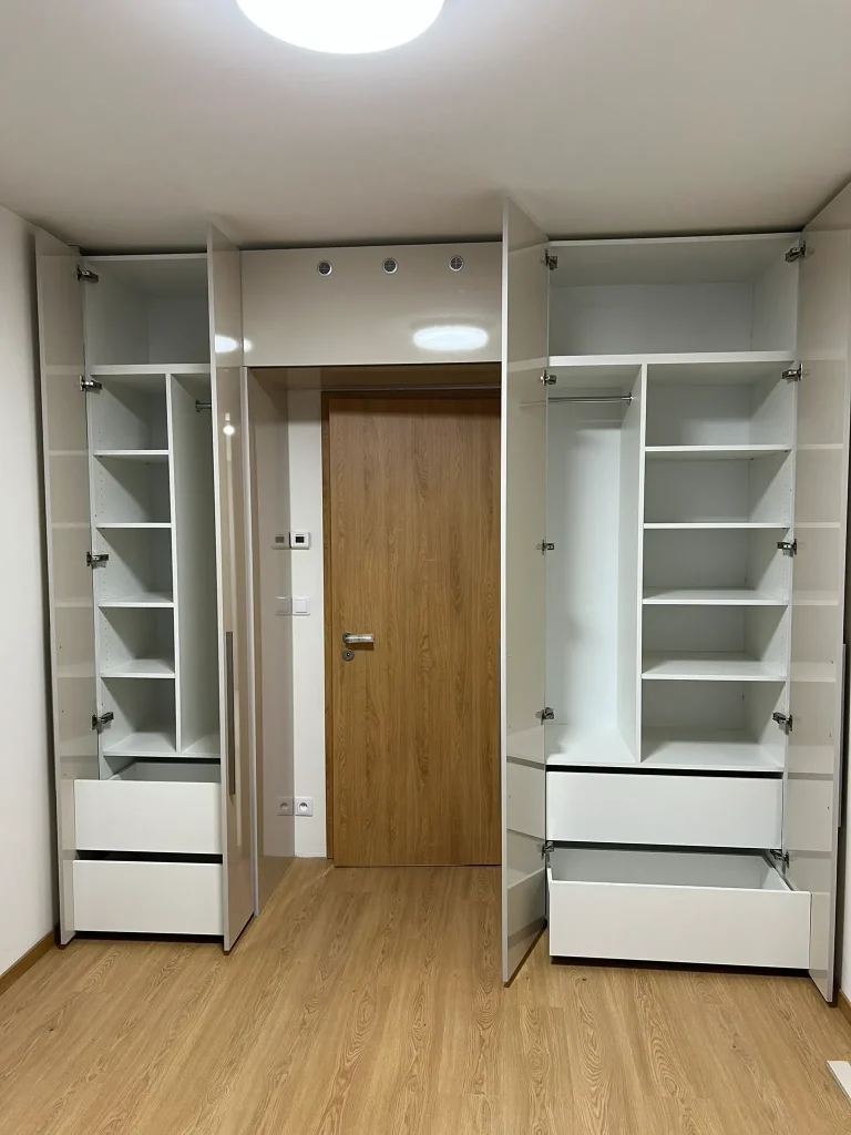 vestavena skrin lesk open